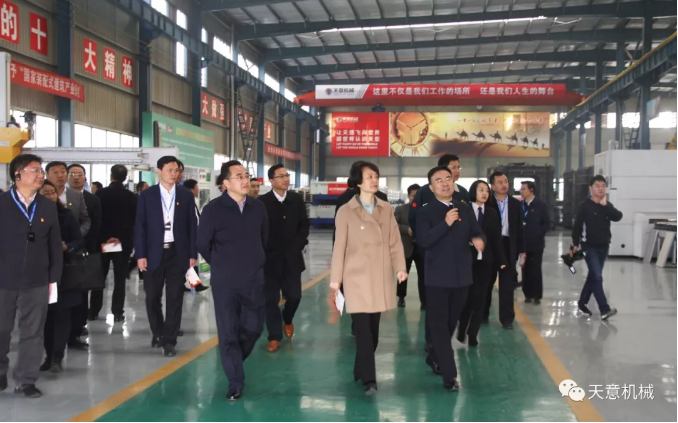 濟(jì)寧市委常委、組織部部長孔凡萍帶領(lǐng)全市“兩新”組織黨建工作現(xiàn)場觀摩團(tuán)蒞臨天意機(jī)械調(diào)研指導(dǎo)