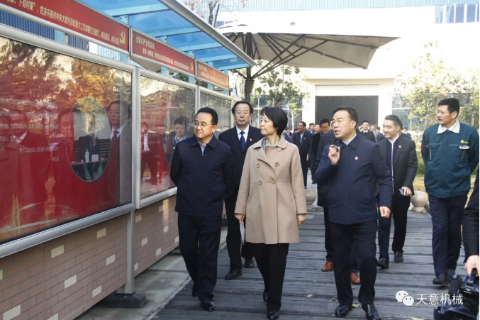 濟(jì)寧市委常委、組織部部長孔凡萍帶領(lǐng)全市“兩新”組織黨建工作現(xiàn)場觀摩團(tuán)蒞臨天意機(jī)械調(diào)研指導(dǎo)